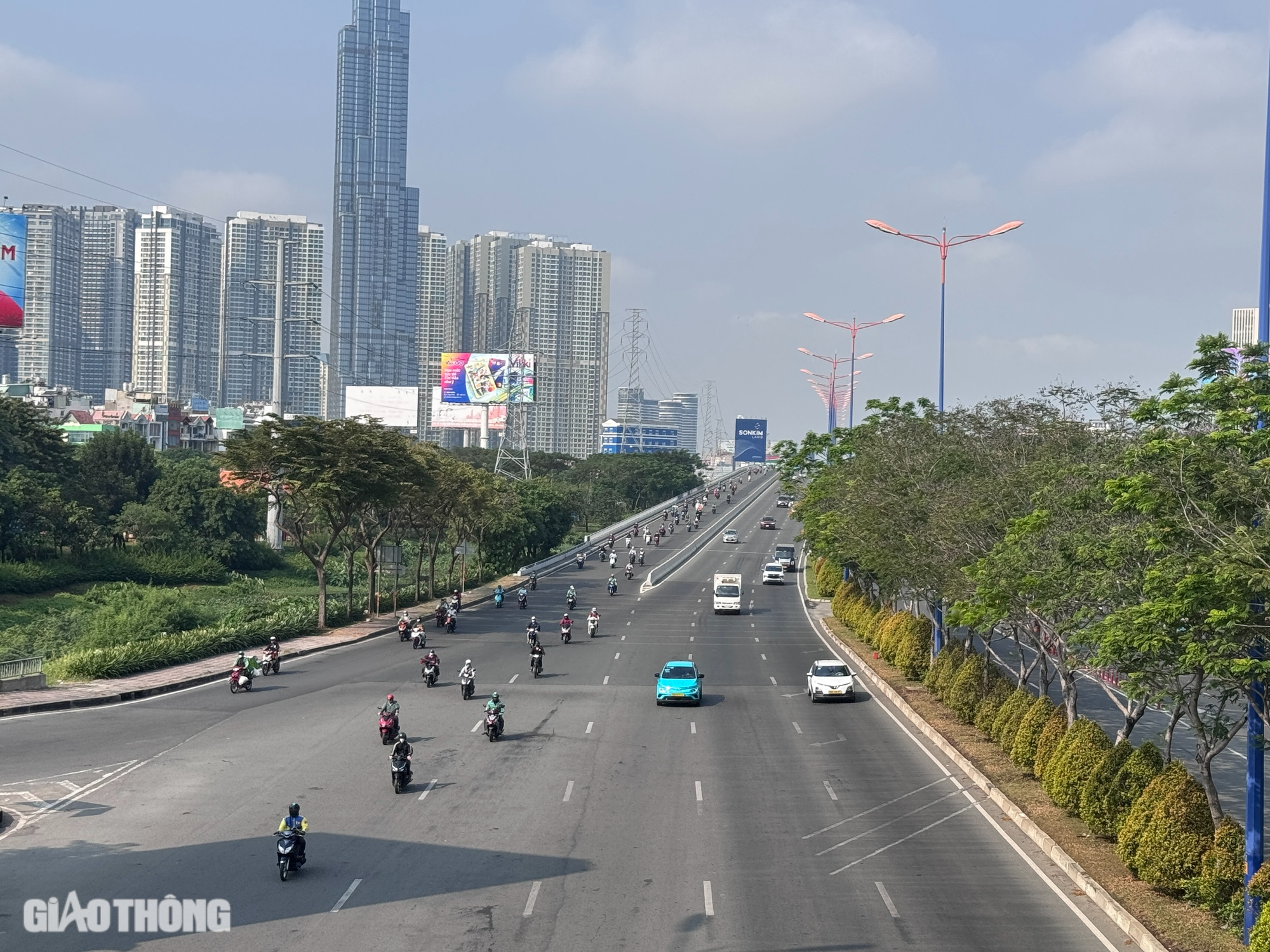 Đường phố TP.HCM thông thoáng trong ngày đầu tiên người dân đi làm sau kỳ nghỉ Tết- Ảnh 2.