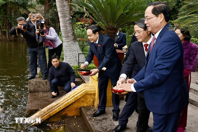 Chủ tịch Quốc hội Trần Thanh Mẫn dâng hương tưởng nhớ Chủ tịch Hồ Chí Minh tại Nhà 67- Ảnh 4.