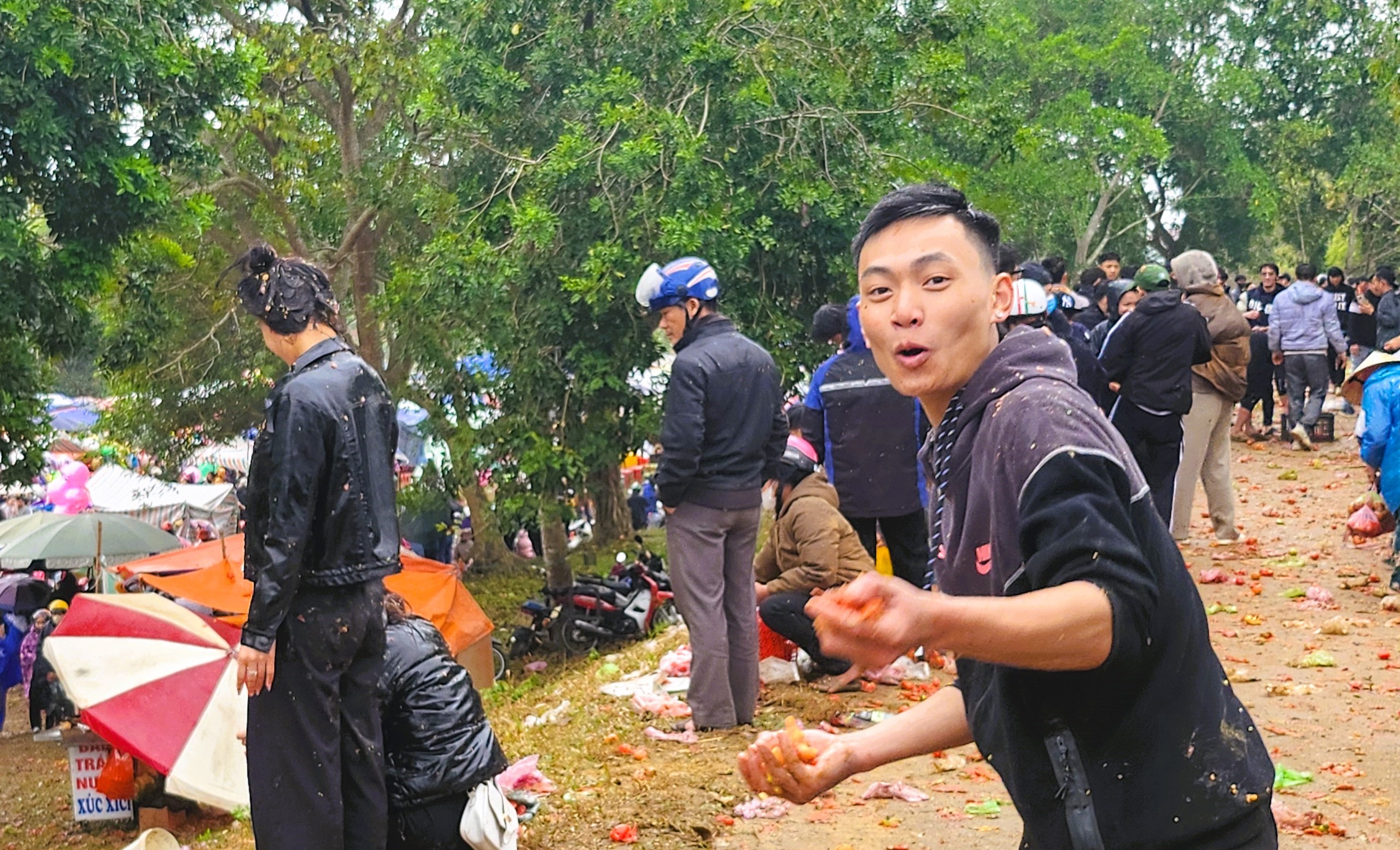 Độc lạ đầu năm: Hàng ngàn người đi chợ 