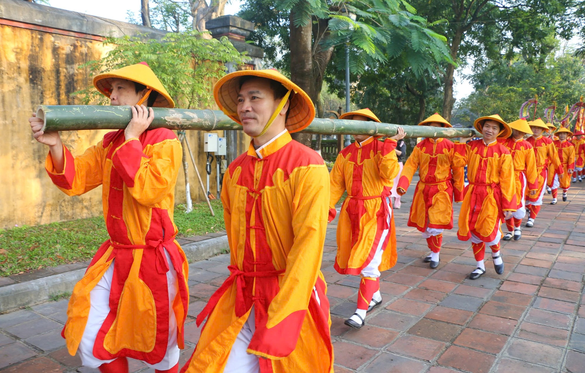 Dựng nêu đón Tết tại khu di sản Huế - ảnh 3