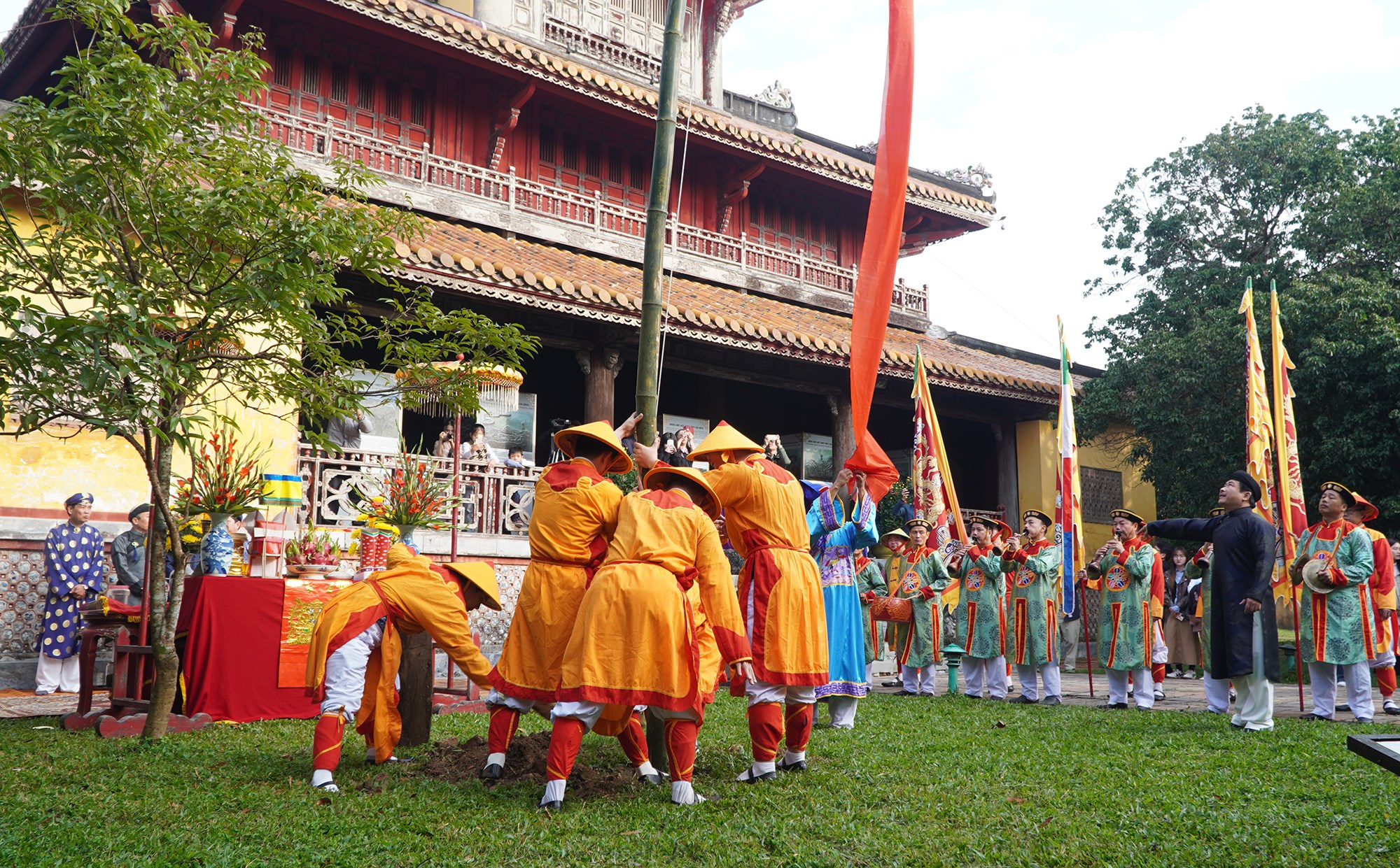 Dựng nêu đón Tết tại khu di sản Huế - ảnh 6