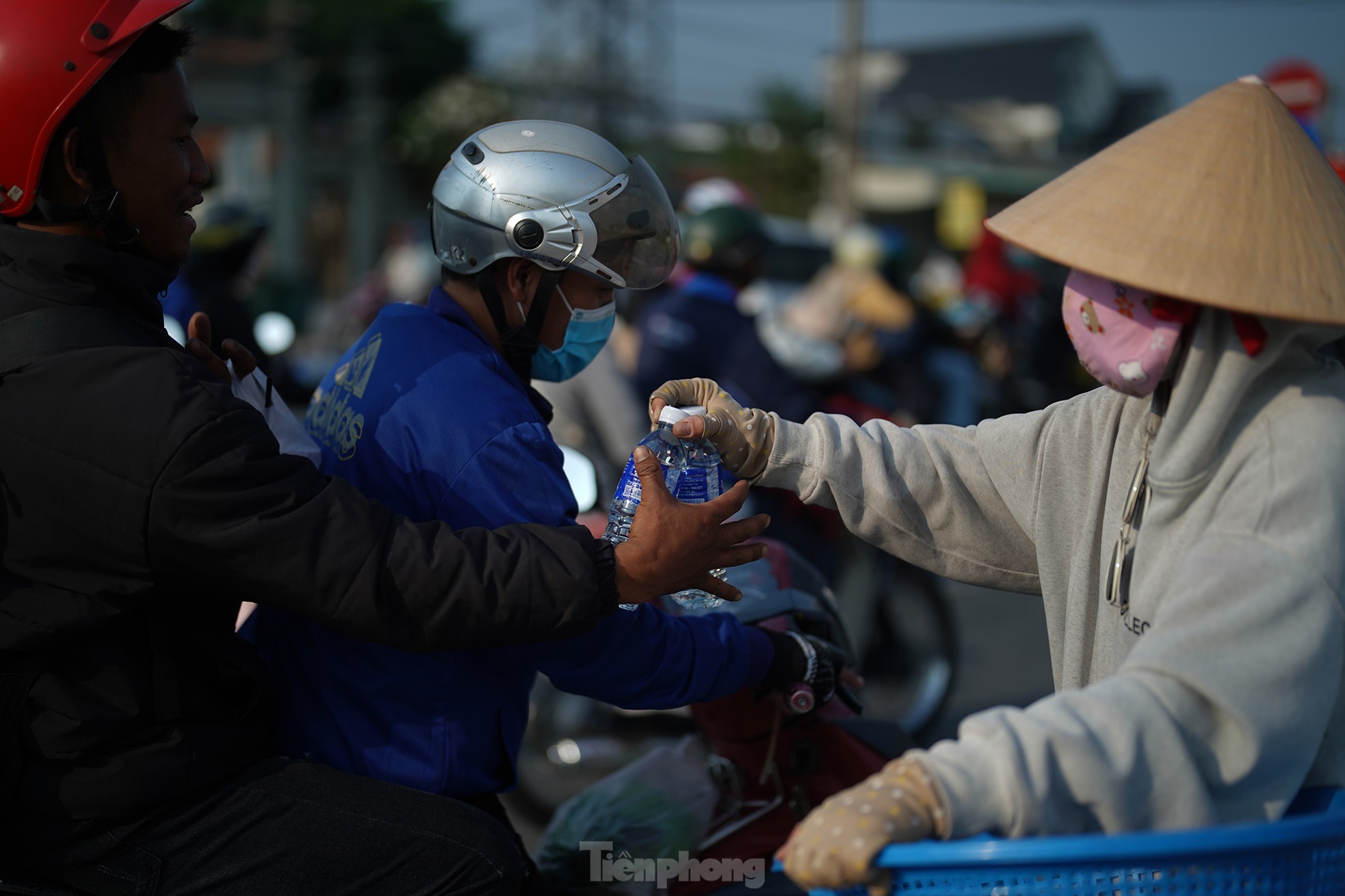 Những món quà ấm lòng người dân quay lại TPHCM mưu sinh ảnh 14