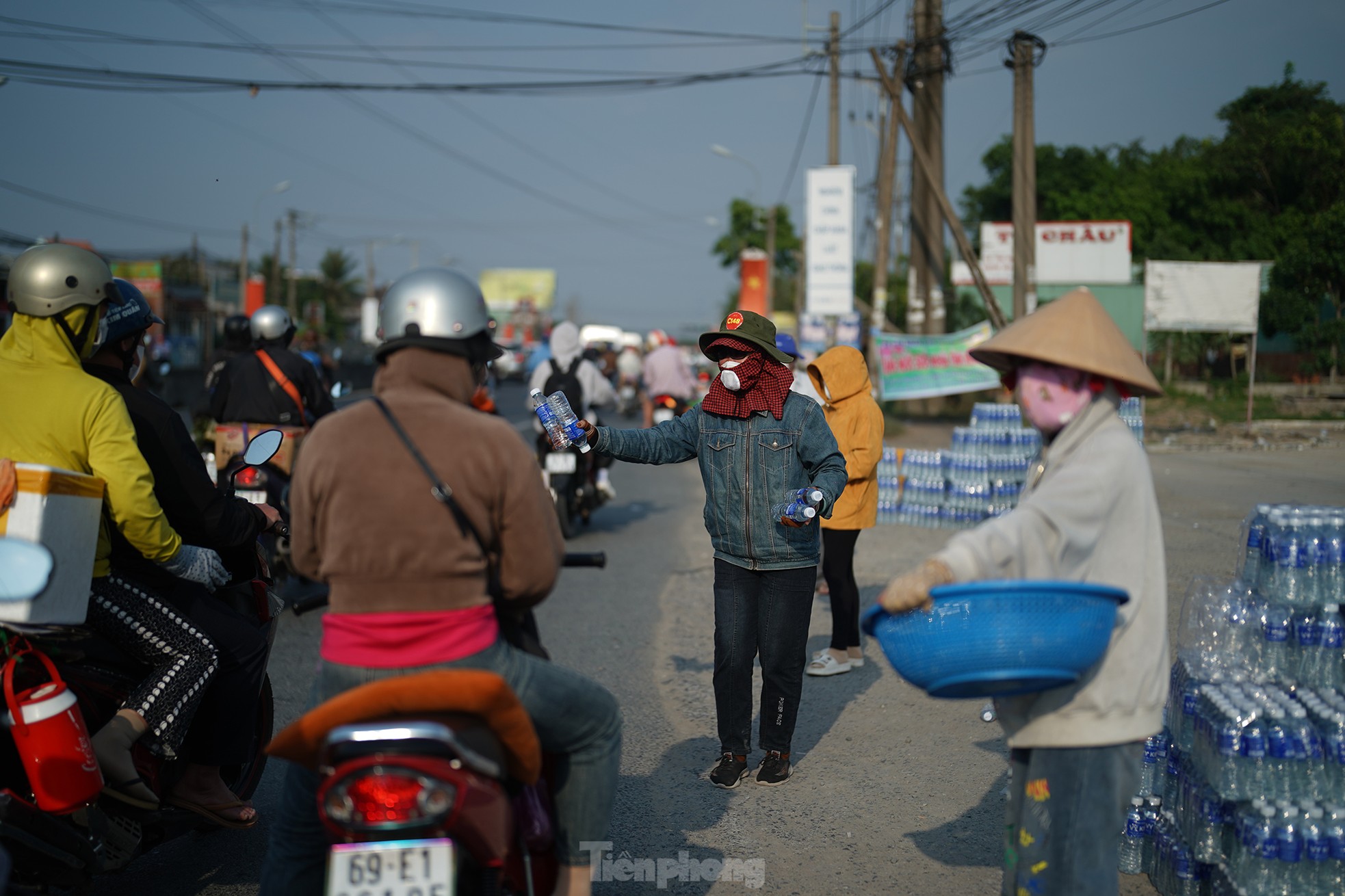 Những món quà ấm lòng người dân quay lại TPHCM mưu sinh ảnh 15