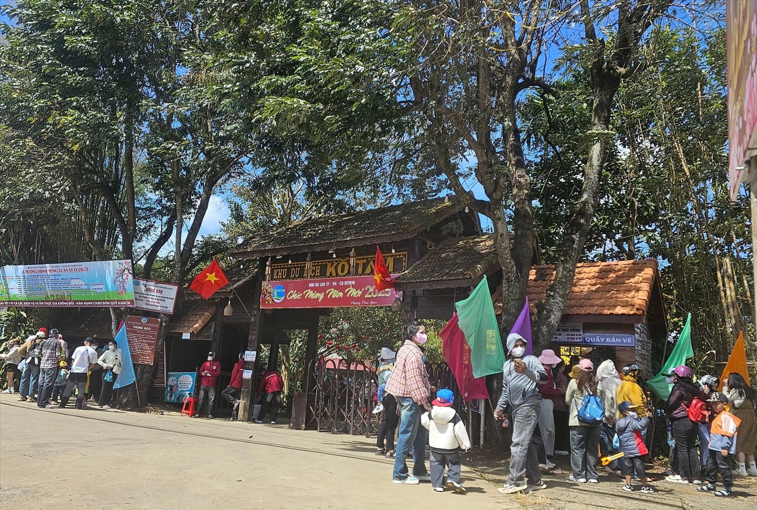 Trong 5 ngày Tết Nguyên đán Ất tỵ Đắk Lắk có khoảng 180 nghìn lượt du khách Trong 5 ngày Tết Nguyên đán Ất tỵ Đắk Lắk có khoảng 180 nghìn lượt du khách
