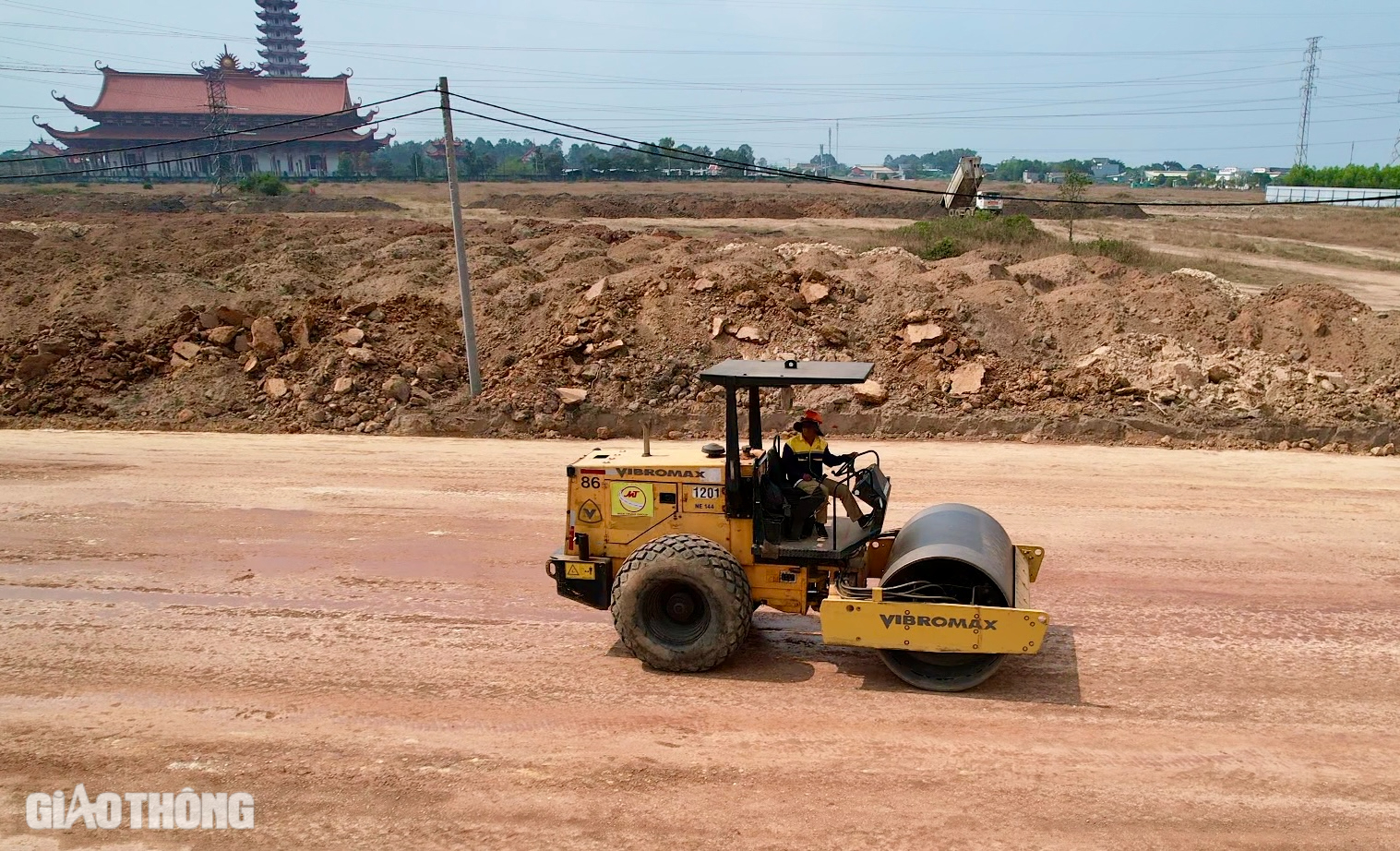 Các công trường lớn sôi động trở lại từ ngày mùng 6 Tết- Ảnh 2. Các công trường lớn sôi động trở lại từ ngày mùng 6 Tết- Ảnh 2.