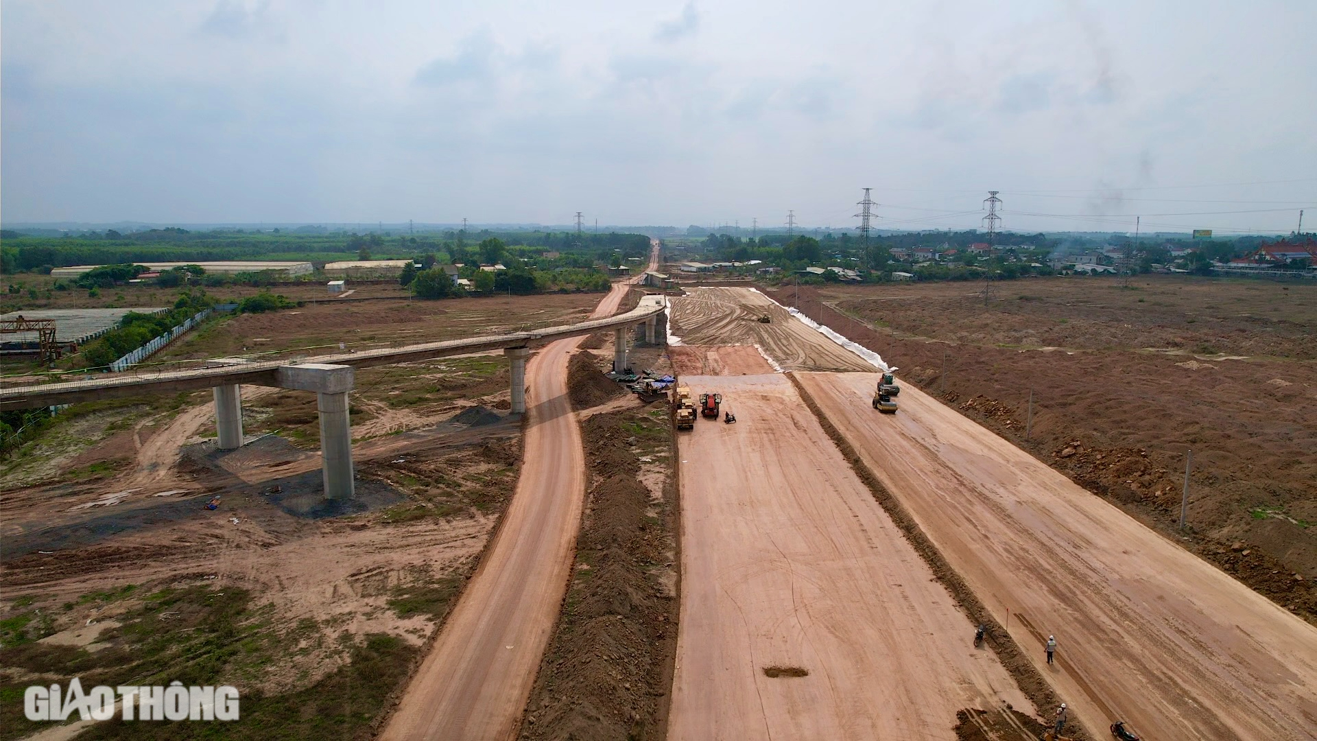 Các công trường lớn sôi động trở lại từ ngày mùng 6 Tết- Ảnh 3. Các công trường lớn sôi động trở lại từ ngày mùng 6 Tết- Ảnh 3.