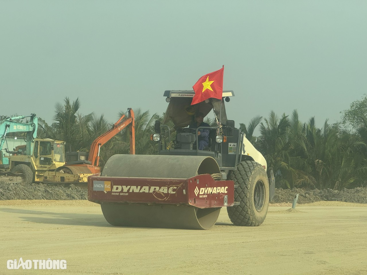 Các công trường lớn sôi động trở lại từ ngày mùng 6 Tết- Ảnh 7. Các công trường lớn sôi động trở lại từ ngày mùng 6 Tết- Ảnh 7.