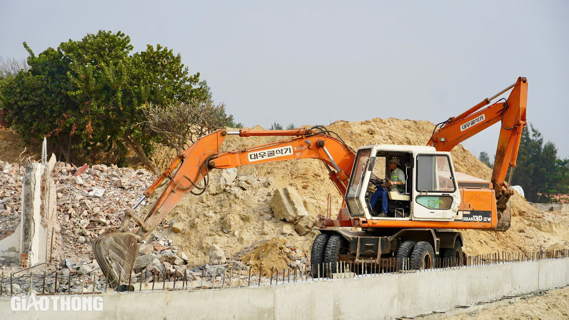 Các công trường lớn sôi động trở lại từ ngày mùng 6 Tết- Ảnh 9. Các công trường lớn sôi động trở lại từ ngày mùng 6 Tết- Ảnh 9.