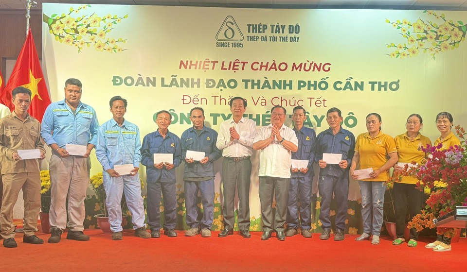 Ông Đỗ Thanh Bình, Bí thư Thành ủy Cần Thơ và ông Trần Quốc Vũ, Bí Thư quận ủy Bình Thủy trao quà cho công nhân Công ty TNHH Thép Tây Đô. Ảnh Hồng Thắm