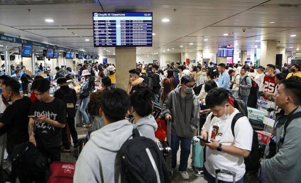 Hàng nghìn người hối hả trở lại TP Hồ Chí Minh trong ngày đầu làm việc của năm mới