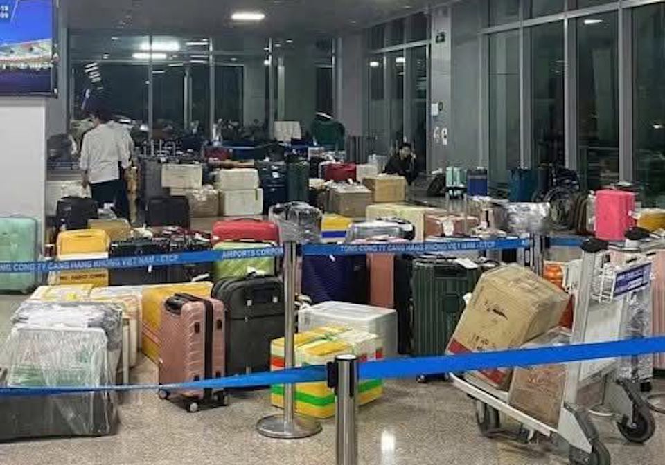 Lấy hành lý ký gửi là nổi ám ảnh của hành khách đi máy bay trong những ngày này