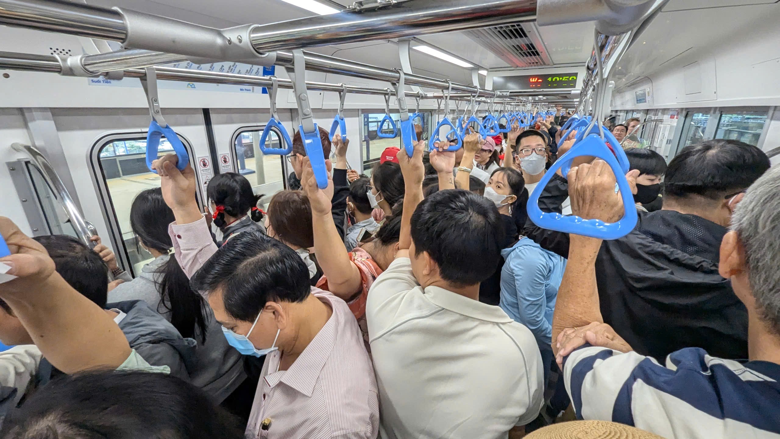 Metro số 1 thu gần 12 tỷ đồng trong 10 ngày Tết- Ảnh 3. Metro số 1 thu gần 12 tỷ đồng trong 10 ngày Tết- Ảnh 3.