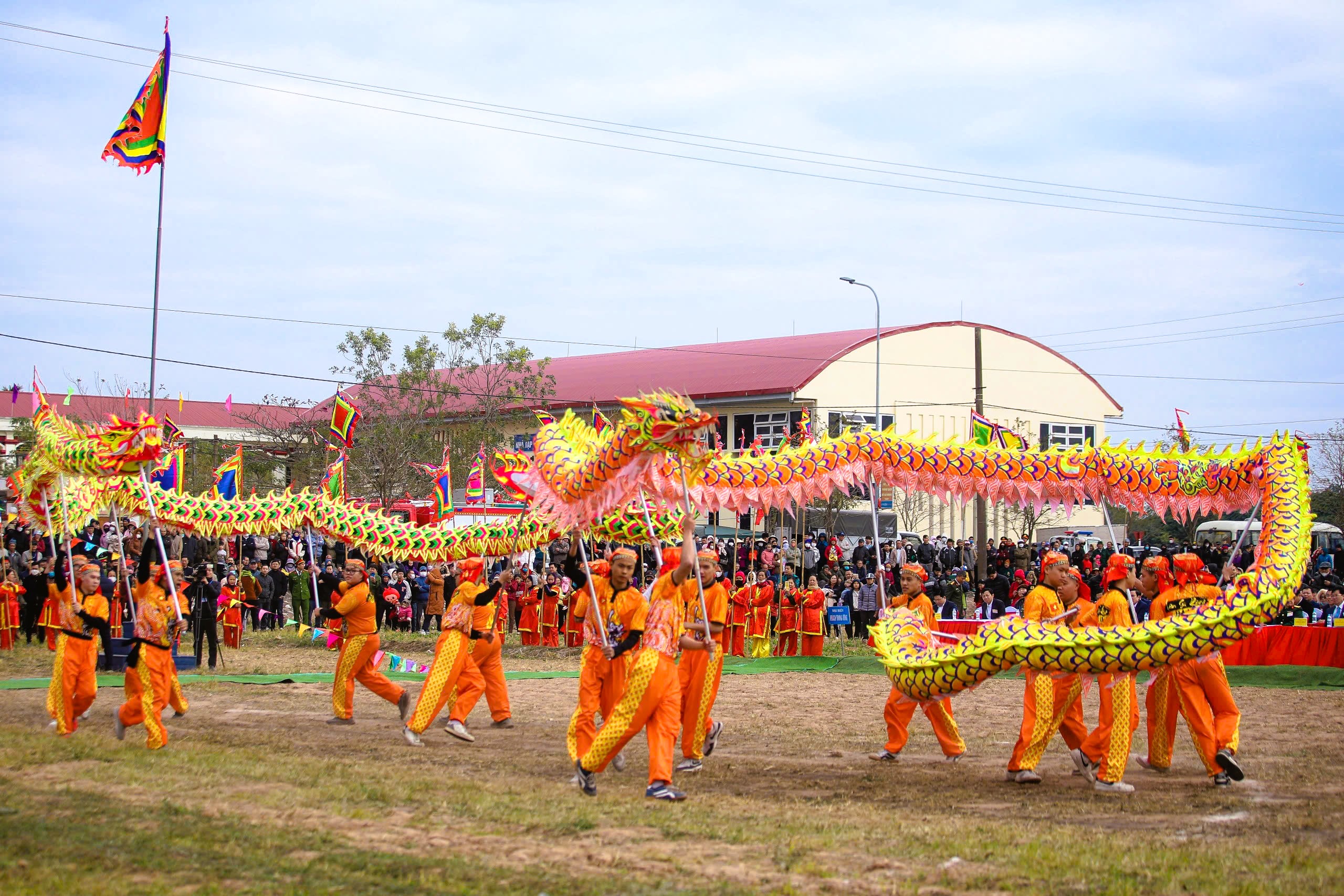 Một nông dân vào vai nhà vua đi cày ruộng- Ảnh 10.