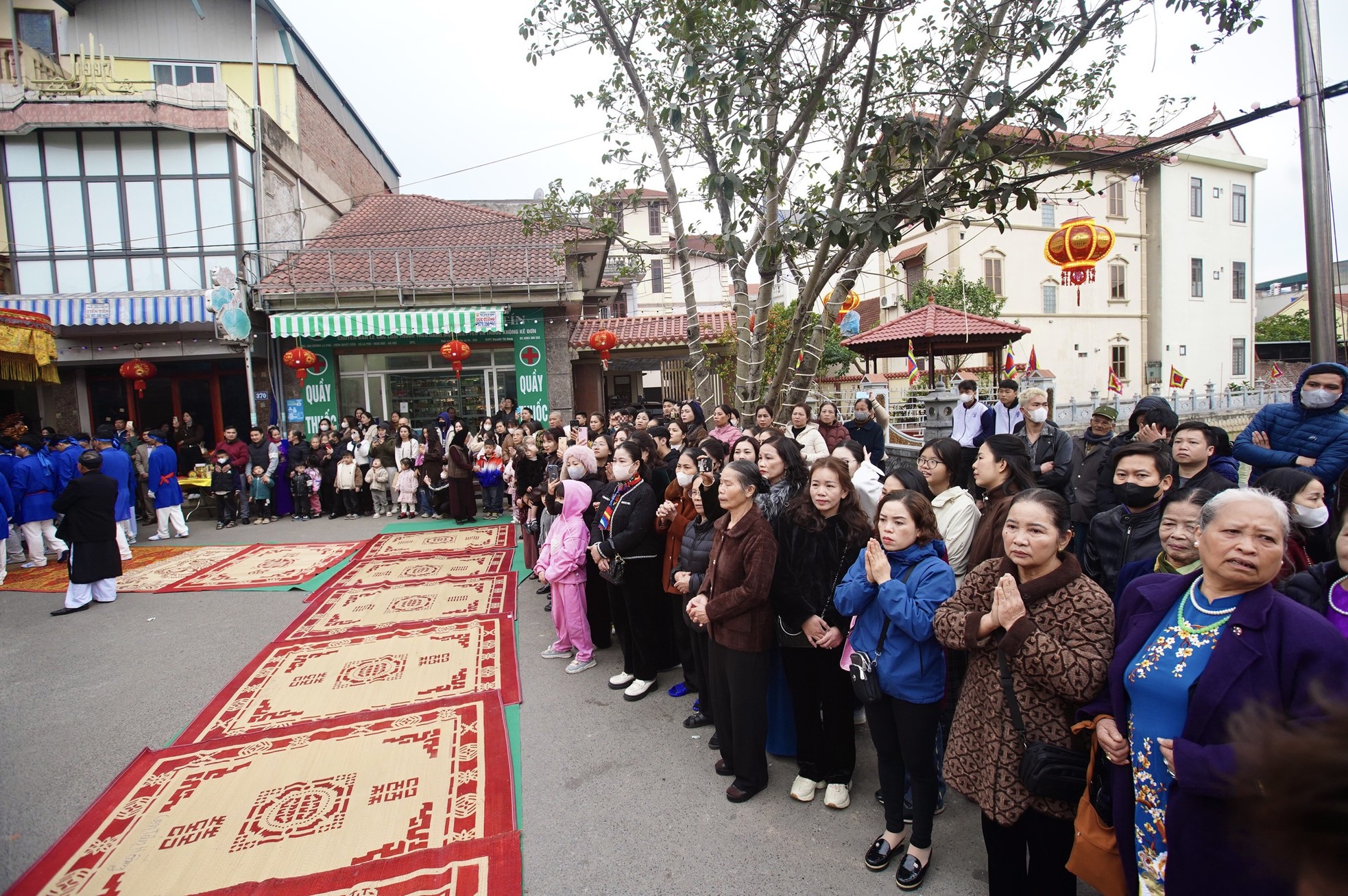 Cả làng La Phù trải chiếu hoa ra đường, 'xin lộc' từ kiệu Thánh ảnh 13