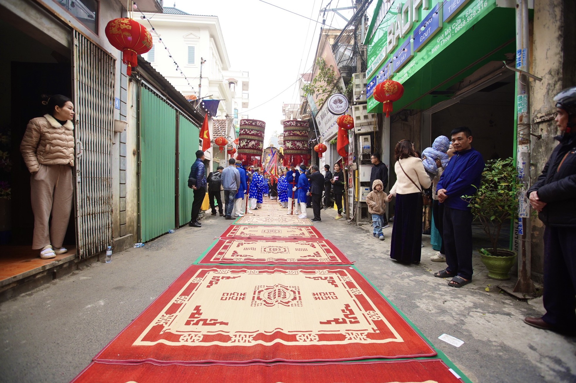 Cả làng La Phù trải chiếu hoa ra đường, 'xin lộc' từ kiệu Thánh ảnh 26