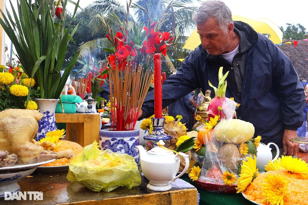 Khách Tây thành kính thắp hương, cầu bông cùng nông dân ở làng rau 500 tuổi - 2 Khách Tây thành kính thắp hương, cầu bông cùng nông dân ở làng rau 500 tuổi - 2
