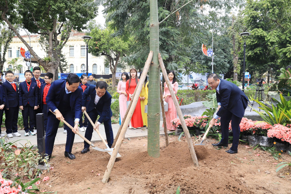 Các đại biểu hưởng ứng "Tết trồng cây đời đời nhớ ơn Bác Hồ” nhân dịp Xuân Ất Tỵ năm 2025