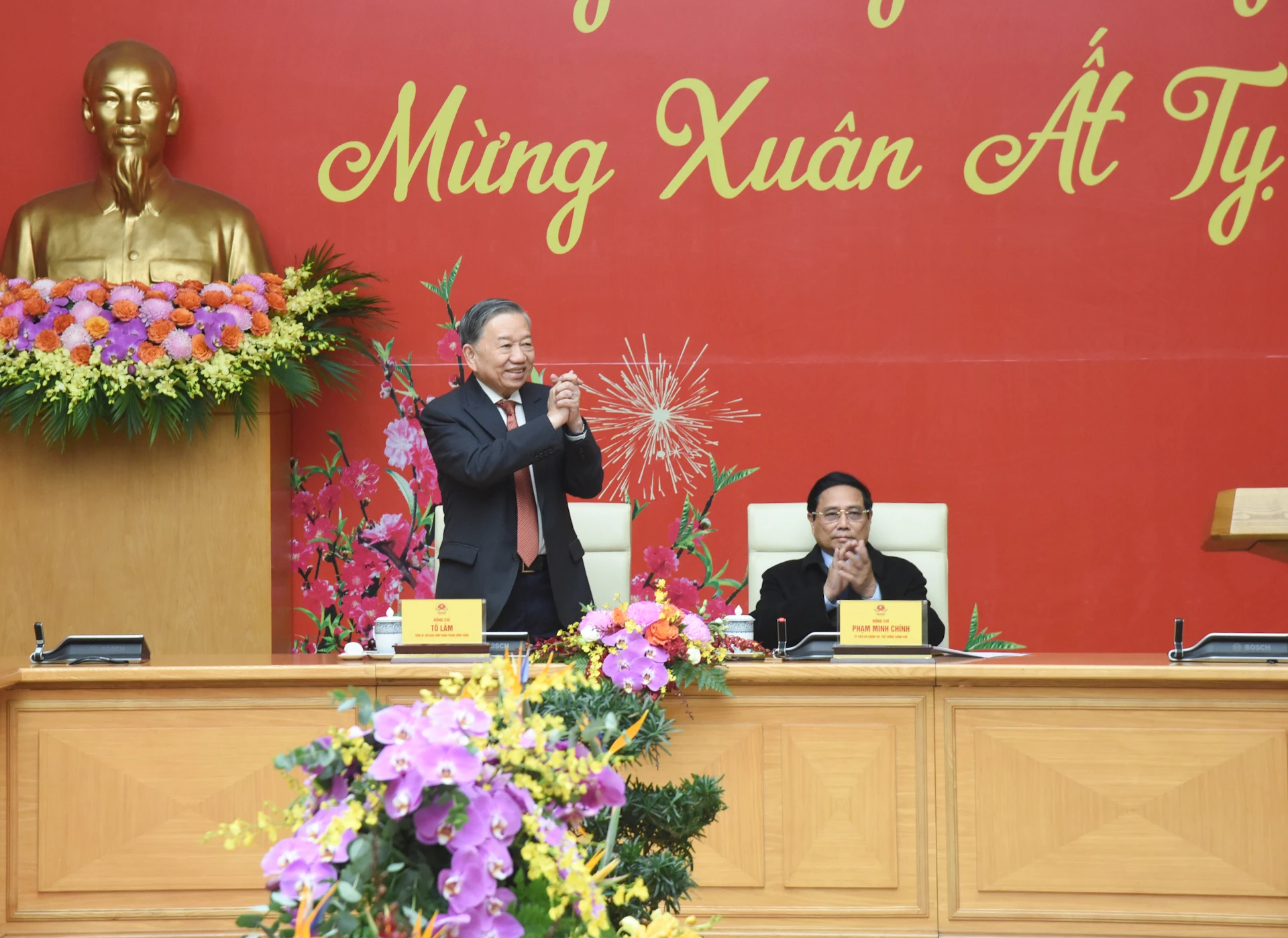 [Ảnh] Lãnh đạo Đảng, Nhà nước dự Chương trình gặp mặt “Mừng Đảng quang vinh, mừng Xuân Ất Tỵ 2025” ảnh 2