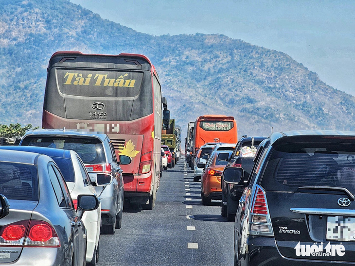 Chật vật quay lại TP.HCM vì giá vé máy bay 'trên trời', hơn cả tháng lương - Ảnh 2.