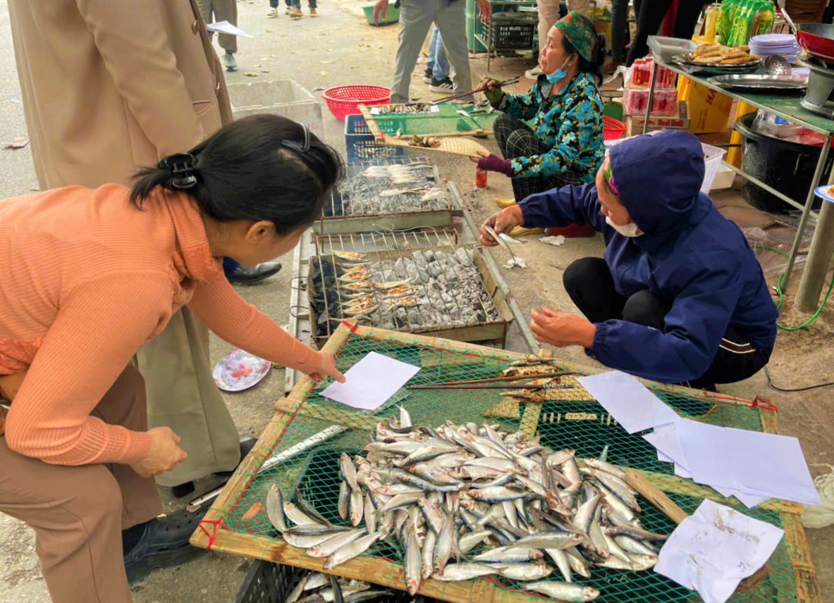 Loại cá xưa nhà nghèo mới ăn, nay nướng trên than hồng thành đặc sản, ai đi qua cũng phải dừng chân nếm thử - Ảnh 3.