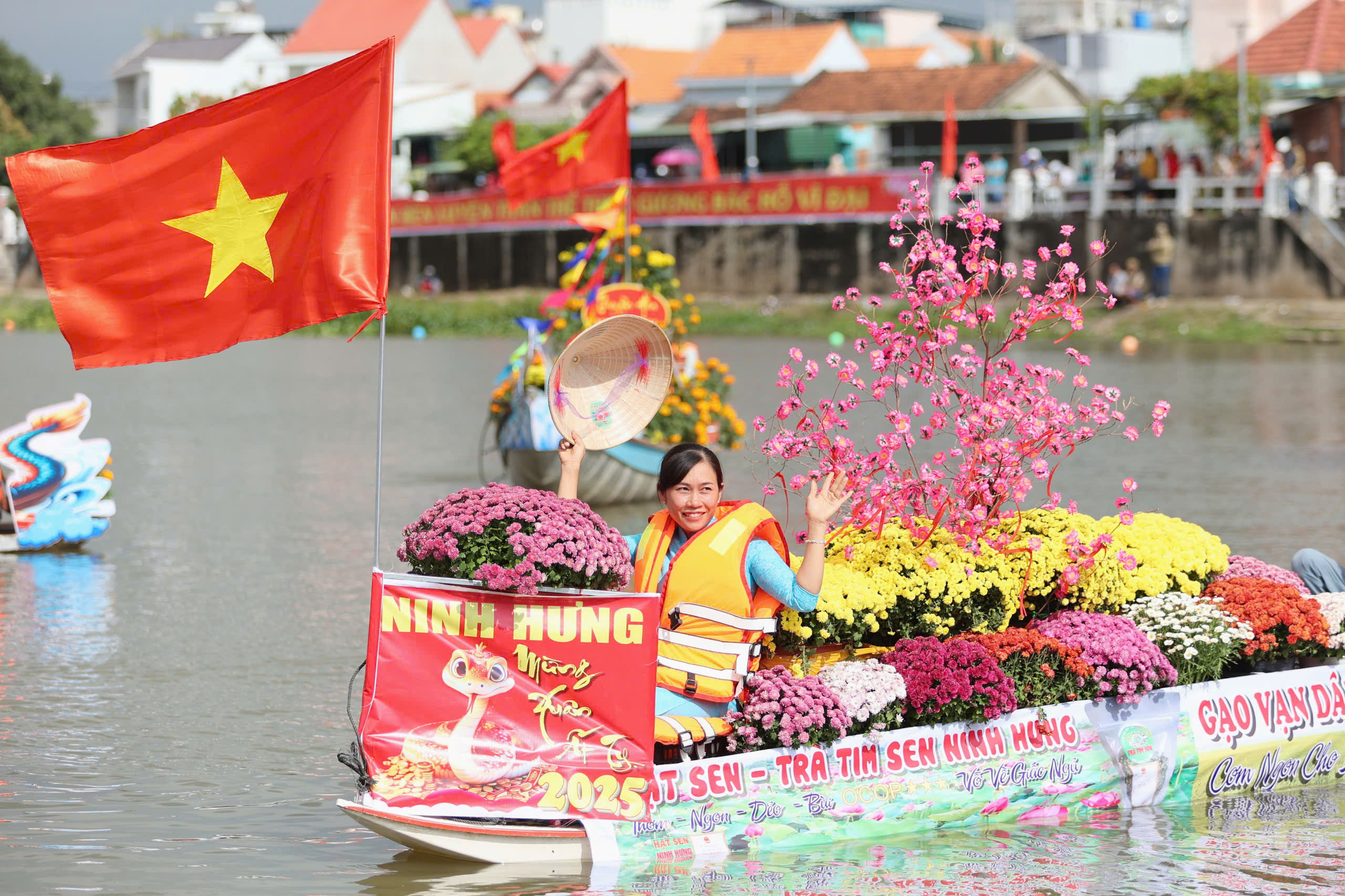 Lễ hội thuyền hoa trên sông Dinh thu hút hàng ngàn người dân và du khách- Ảnh 2.