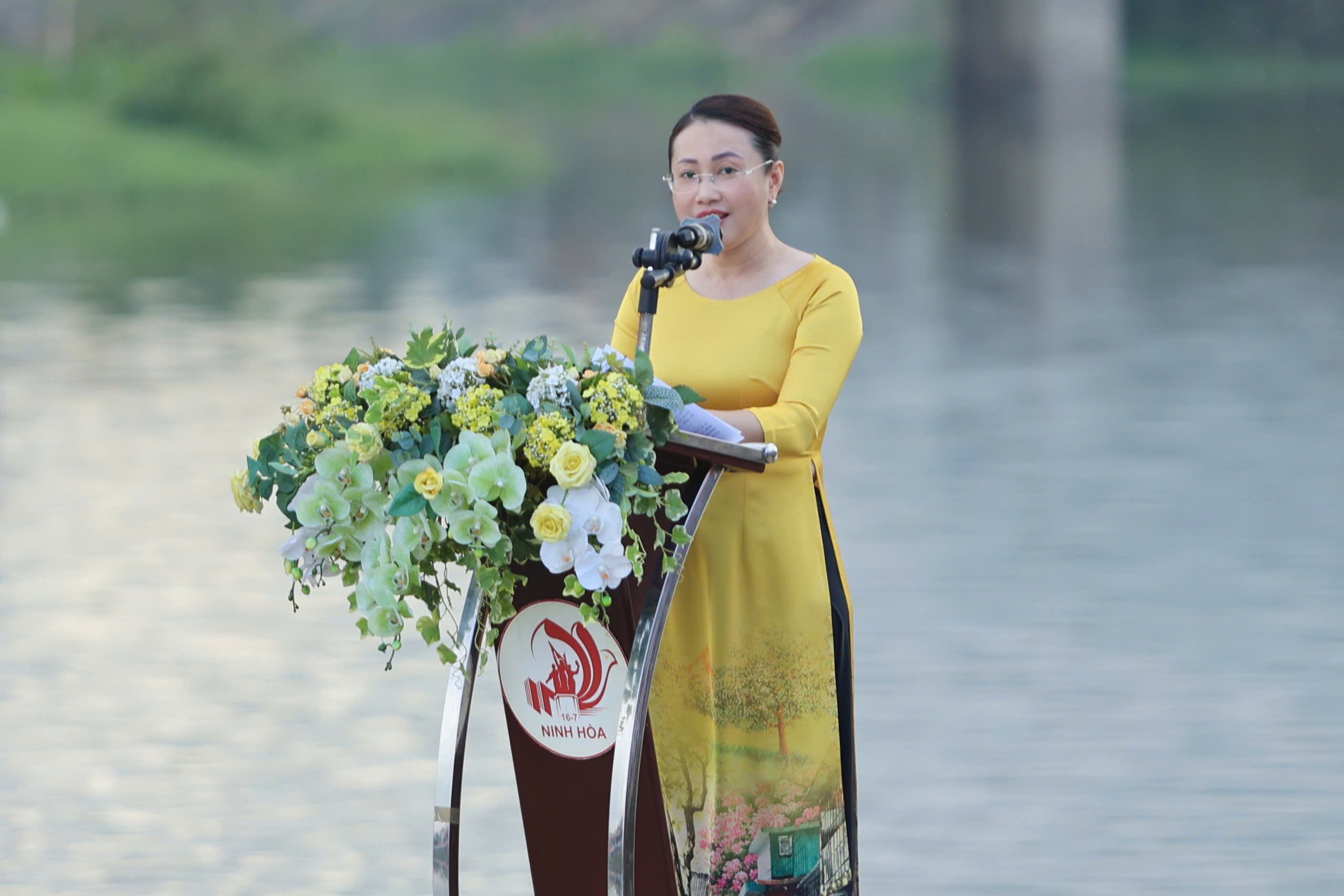 Lễ hội thuyền hoa trên sông Dinh thu hút hàng ngàn người dân và du khách- Ảnh 4.