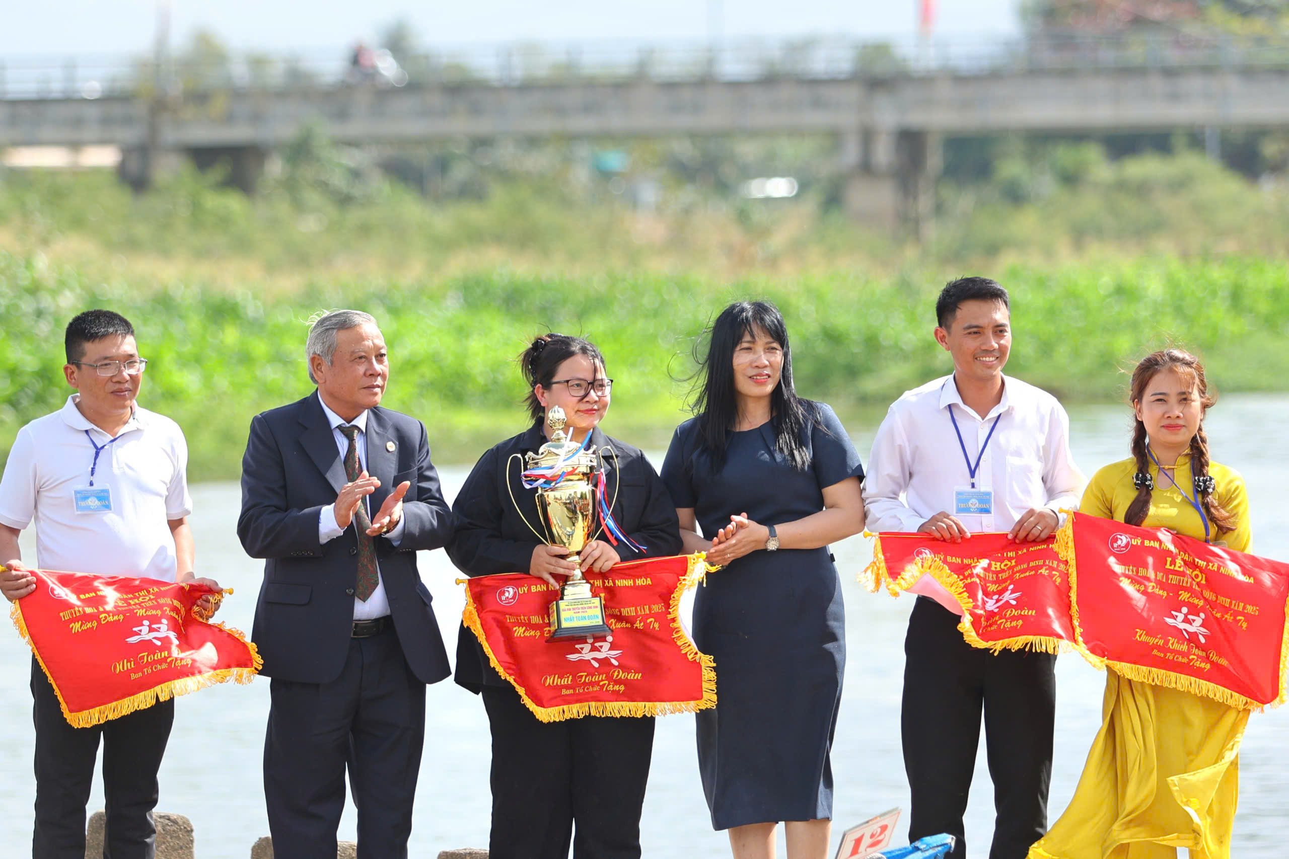 Lễ hội thuyền hoa trên sông Dinh thu hút hàng ngàn người dân và du khách- Ảnh 12.