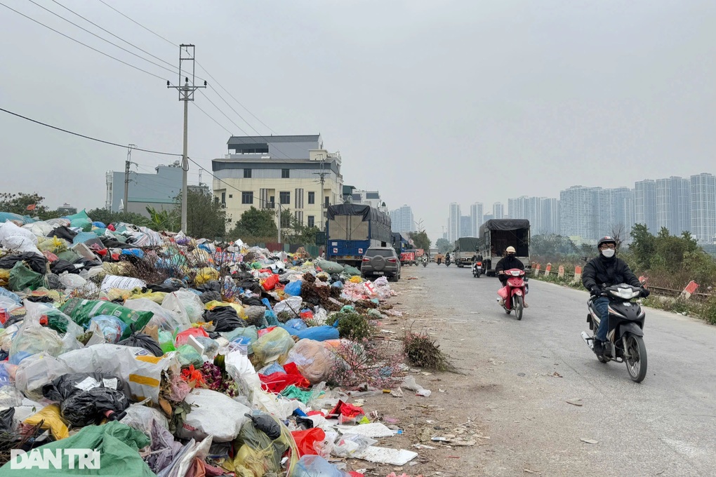 Sau Tết bánh kẹo chất đống ngoài bãi rác tại thủ phủ sản xuất La Phù - 4