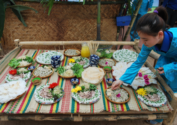 Về Bình Định, ăn bánh hỏi lòng heo - Ảnh 2.