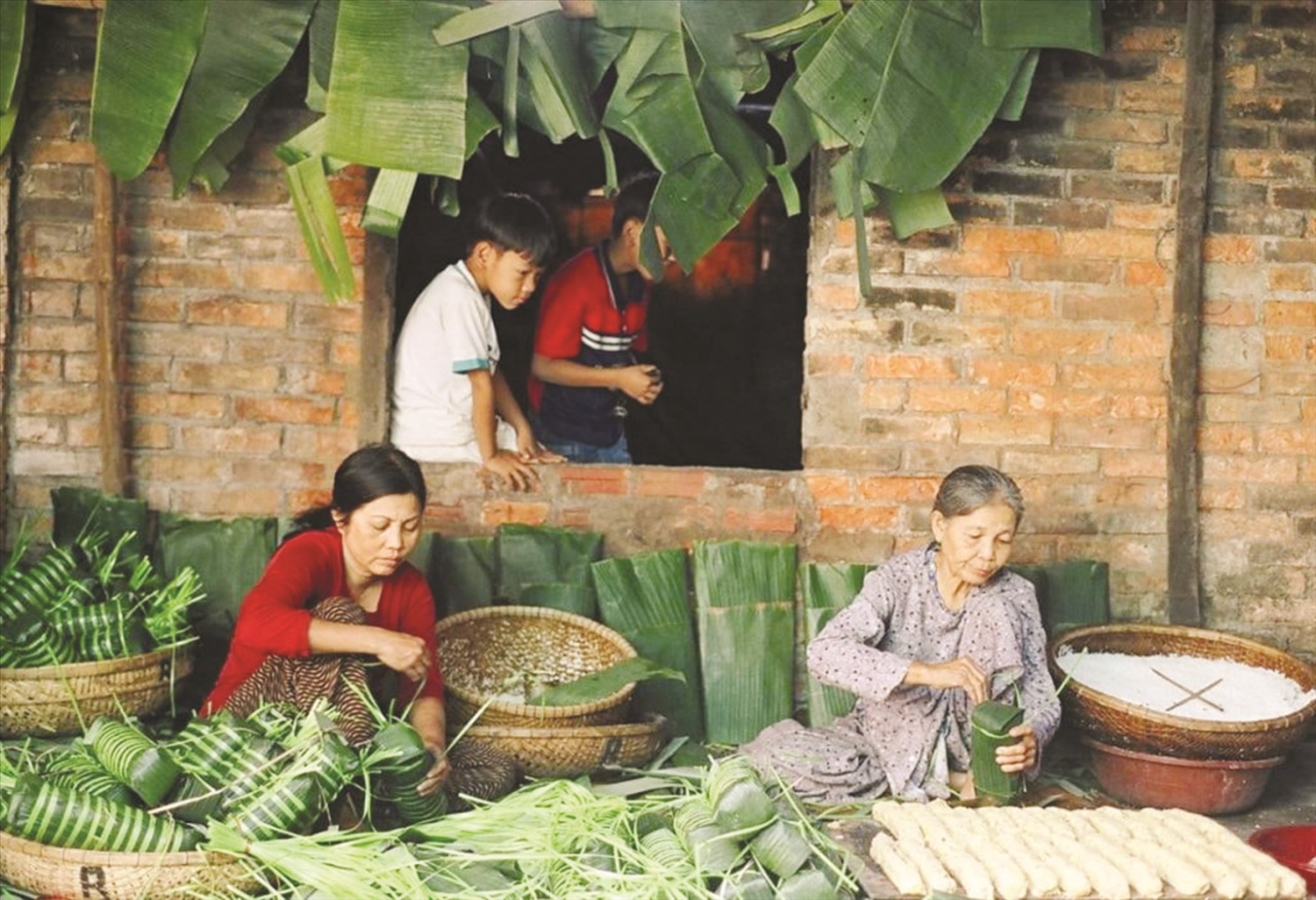 Gói bánh tét cho ngày Tết.