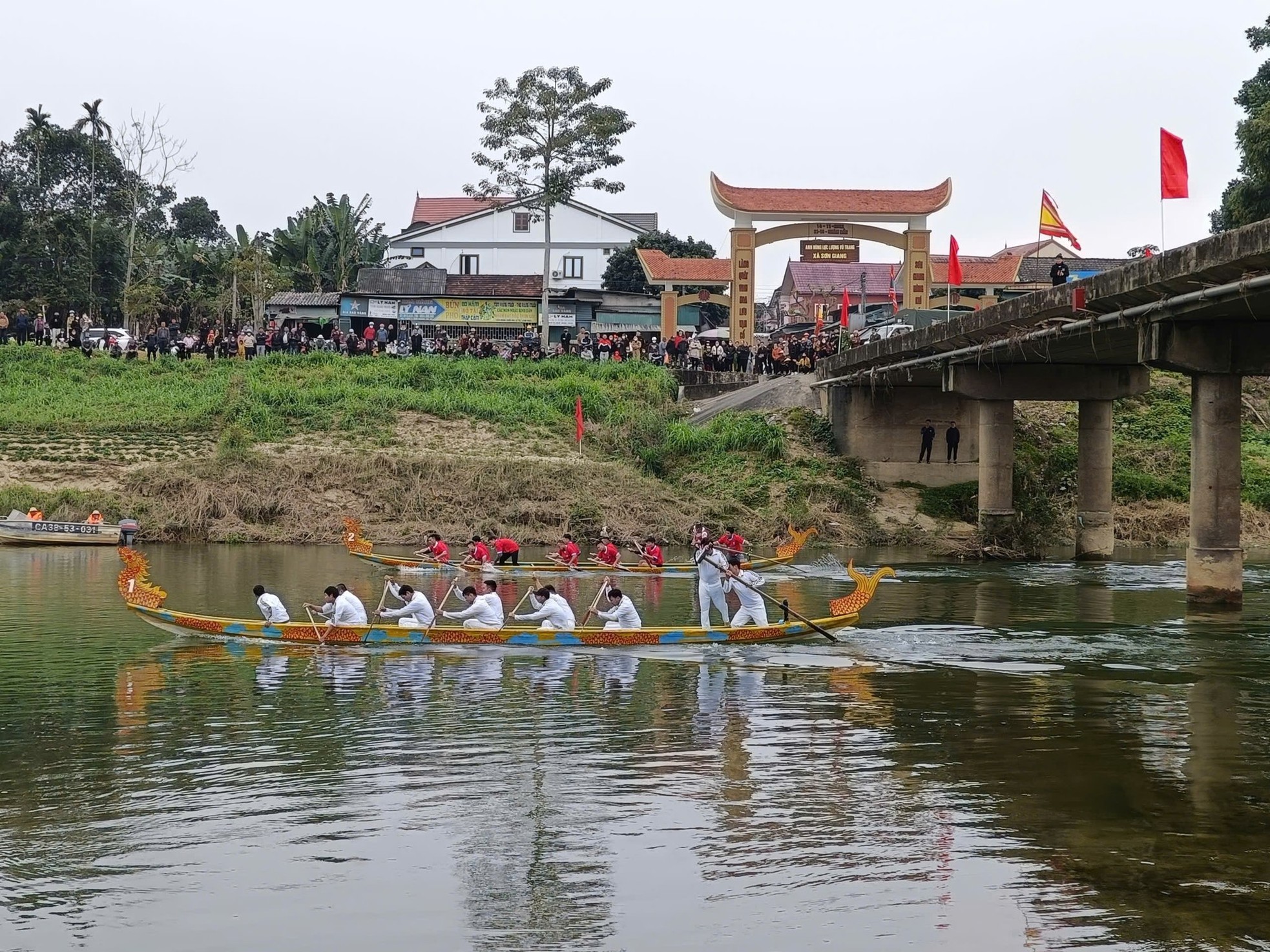 Nghìn người đổ xô đi xem đua thuyền rồng trên sông Ngàn Phố ảnh 5