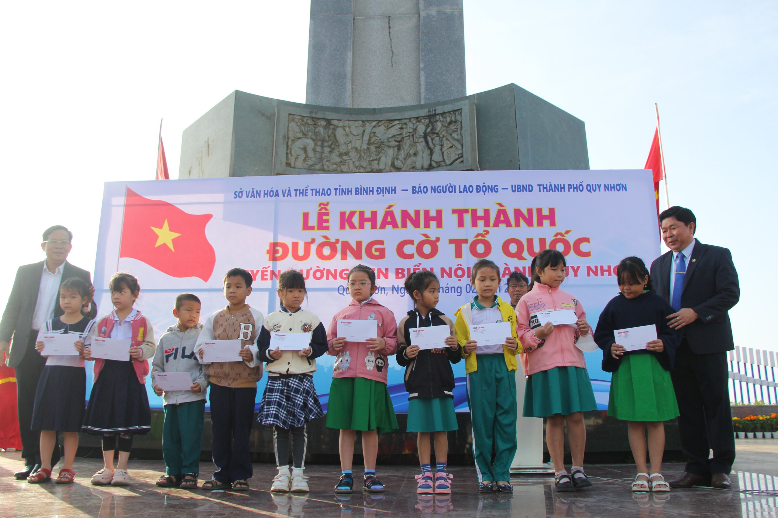 Khánh thành “Đường cờ Tổ quốc” tuyến đường ven biển nội thành đẹp nhất Bình Định- Ảnh 8.