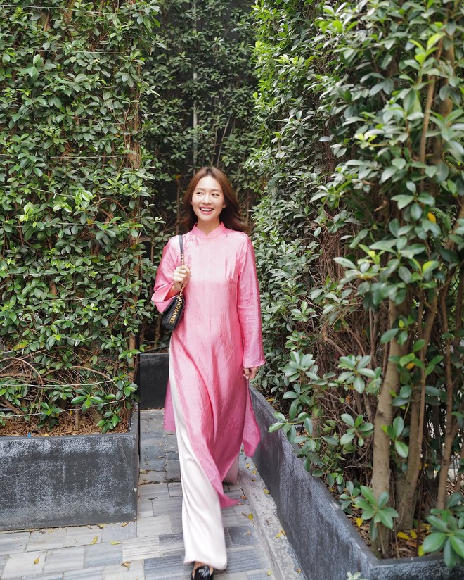 Hết tết còn xuân, áo dài vẫn giữ vẹn nét duyên đầu năm- Ảnh 2. Hết tết còn xuân, áo dài vẫn giữ vẹn nét duyên đầu năm- Ảnh 2.