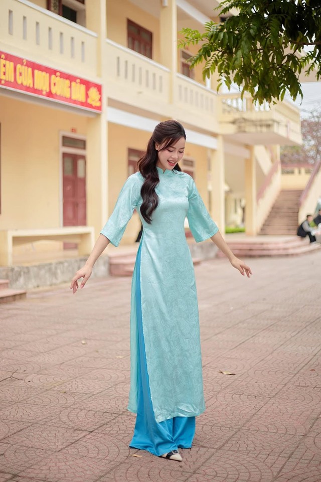 Hết tết còn xuân, áo dài vẫn giữ vẹn nét duyên đầu năm- Ảnh 4. Hết tết còn xuân, áo dài vẫn giữ vẹn nét duyên đầu năm- Ảnh 4.