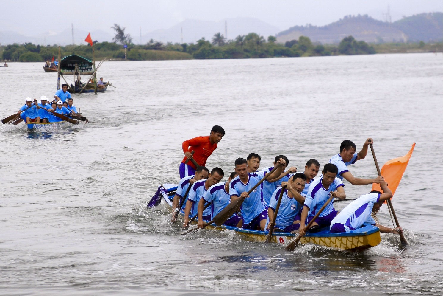 Hàng nghìn người dân Đà Nẵng hò hét cổ vũ đua thuyền ngày đầu năm mới ảnh 11