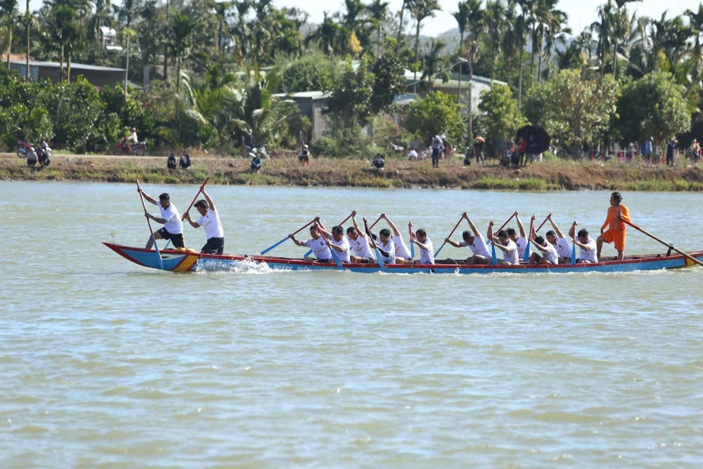 Không phục trọng tài, tay chèo dùng thuyền… chặn đường đua suốt 2 giờ - 3