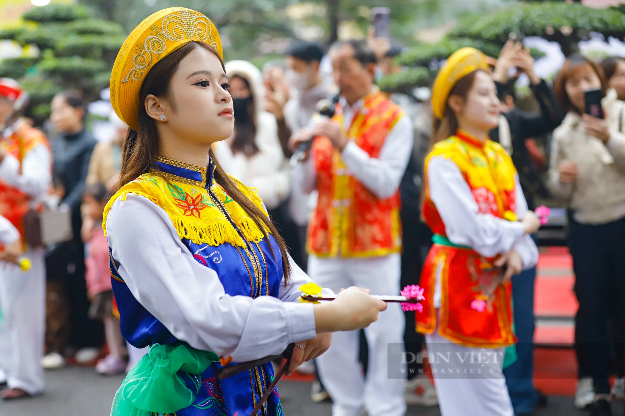 Cậu bé 13 tuổi bị đau chân nhưng vẫn giả gái múa 