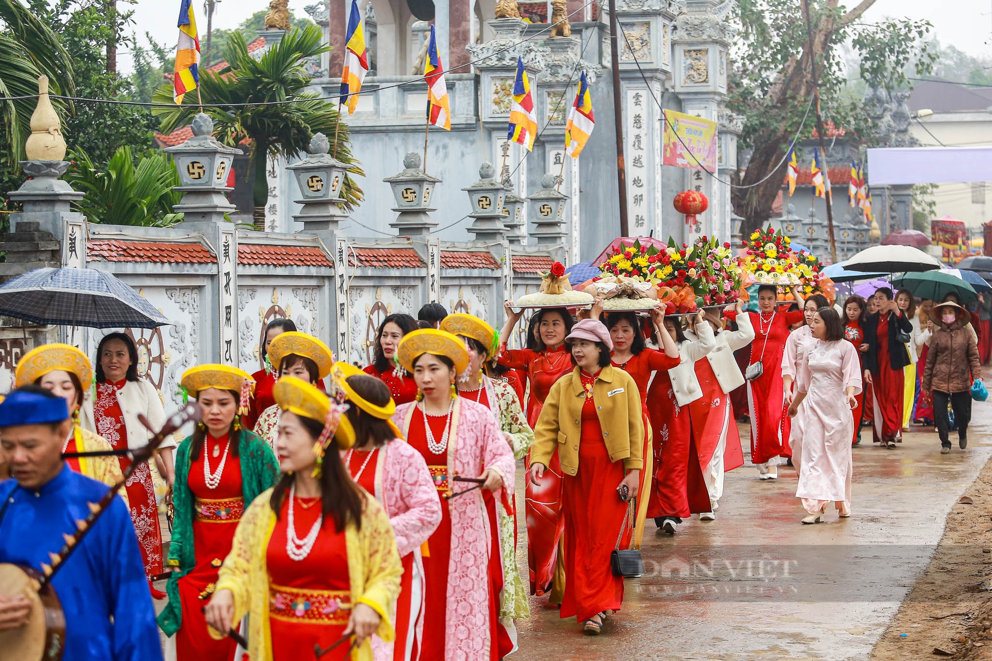 Người dân đội mưa xem lễ hội rước nước 5 năm mới có 1 lần trên sông Hồng- Ảnh 2.