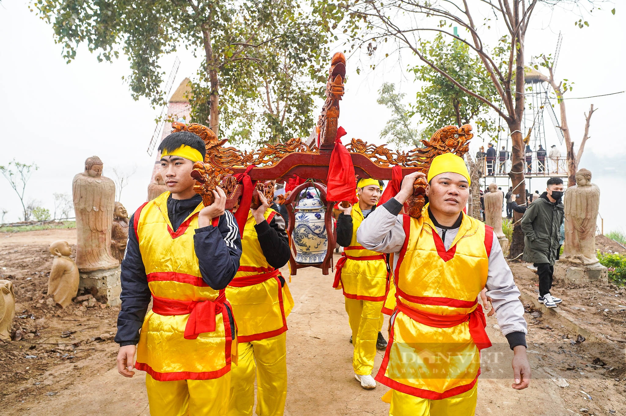 Người dân đội mưa xem lễ hội rước nước 5 năm mới có 1 lần trên sông Hồng- Ảnh 3.