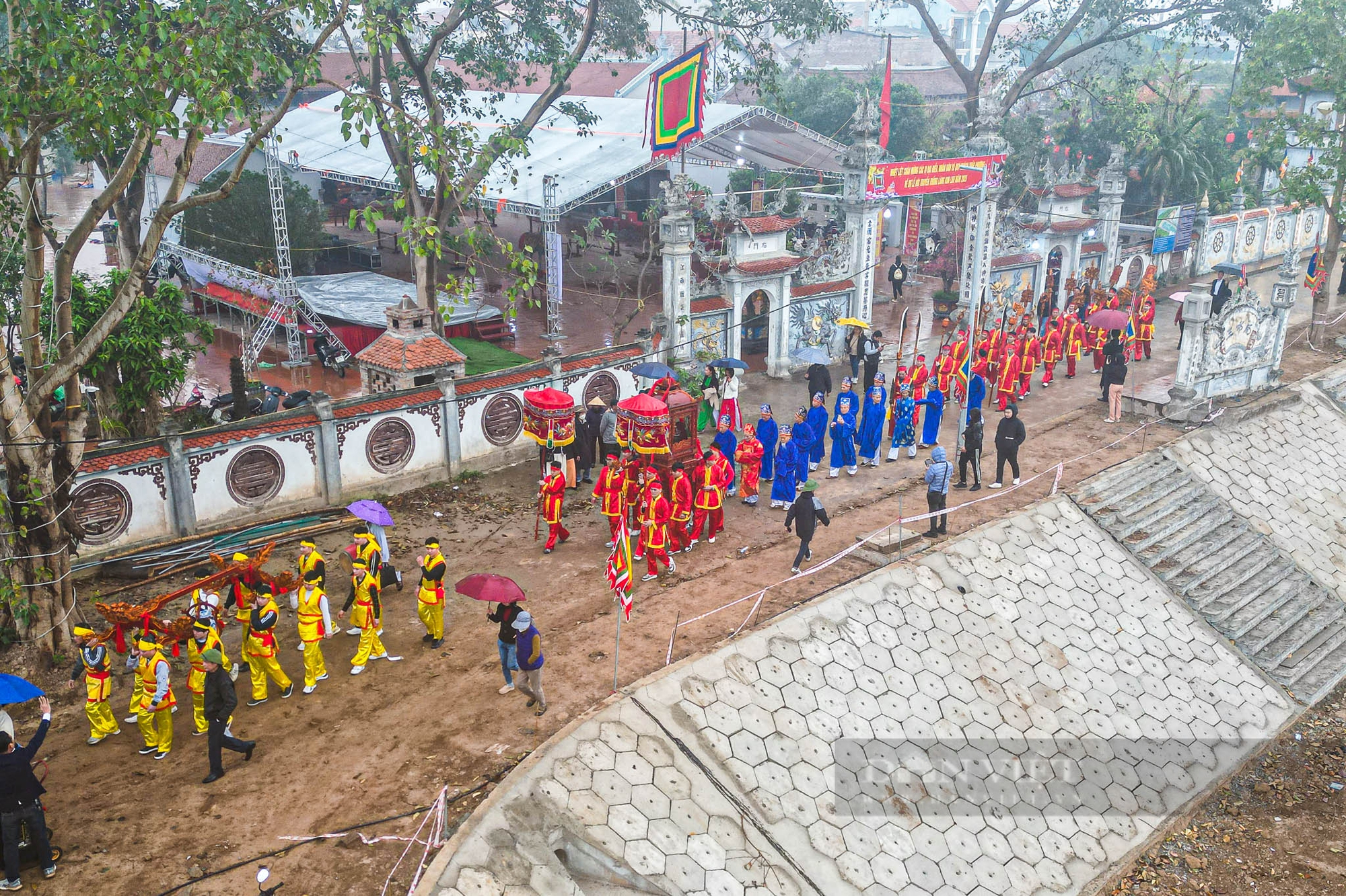 Người dân đội mưa xem lễ hội rước nước 5 năm mới có 1 lần trên sông Hồng- Ảnh 19.