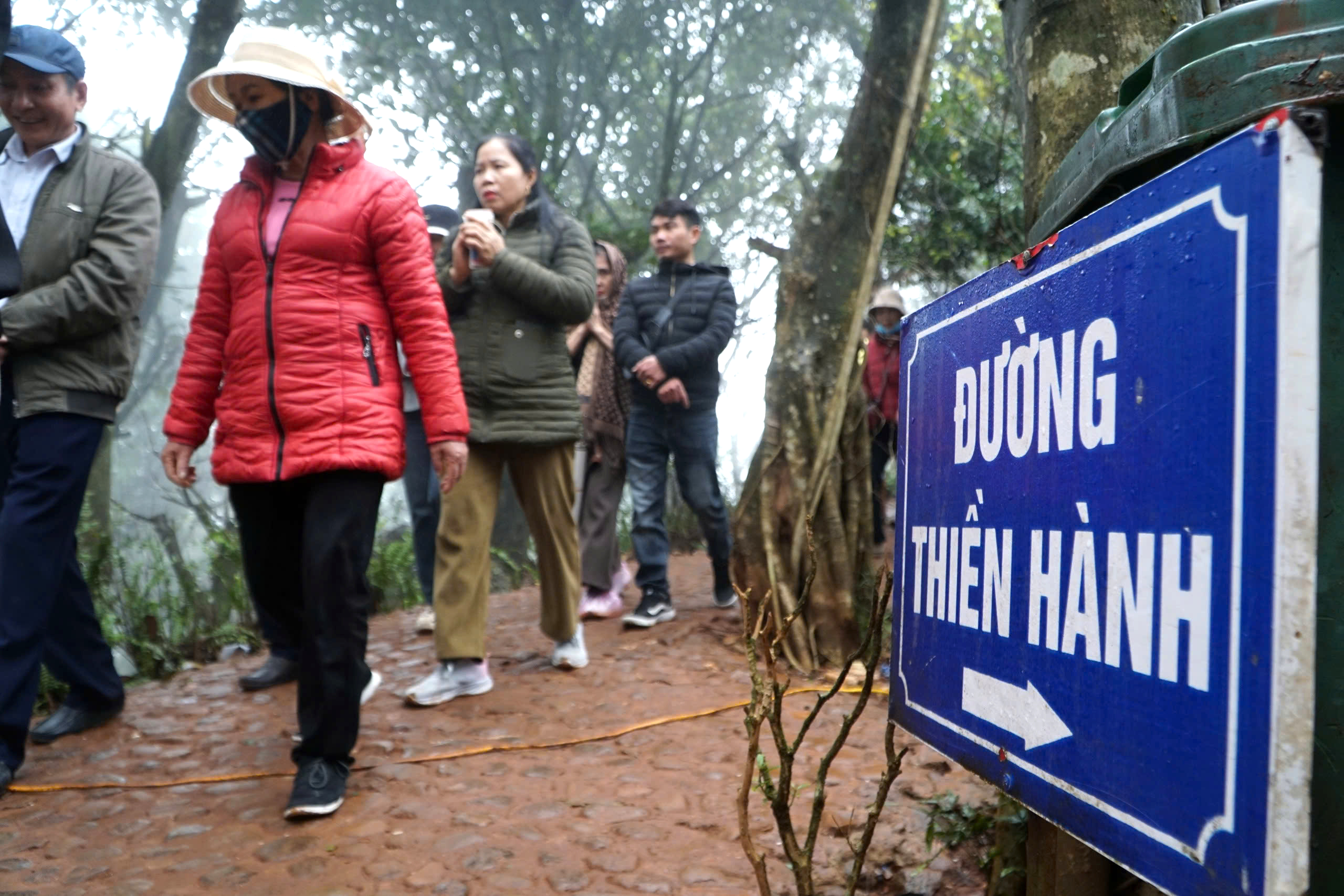 Dòng người đi quanh huyệt đạo trong ngày mở cổng trời- Ảnh 3.