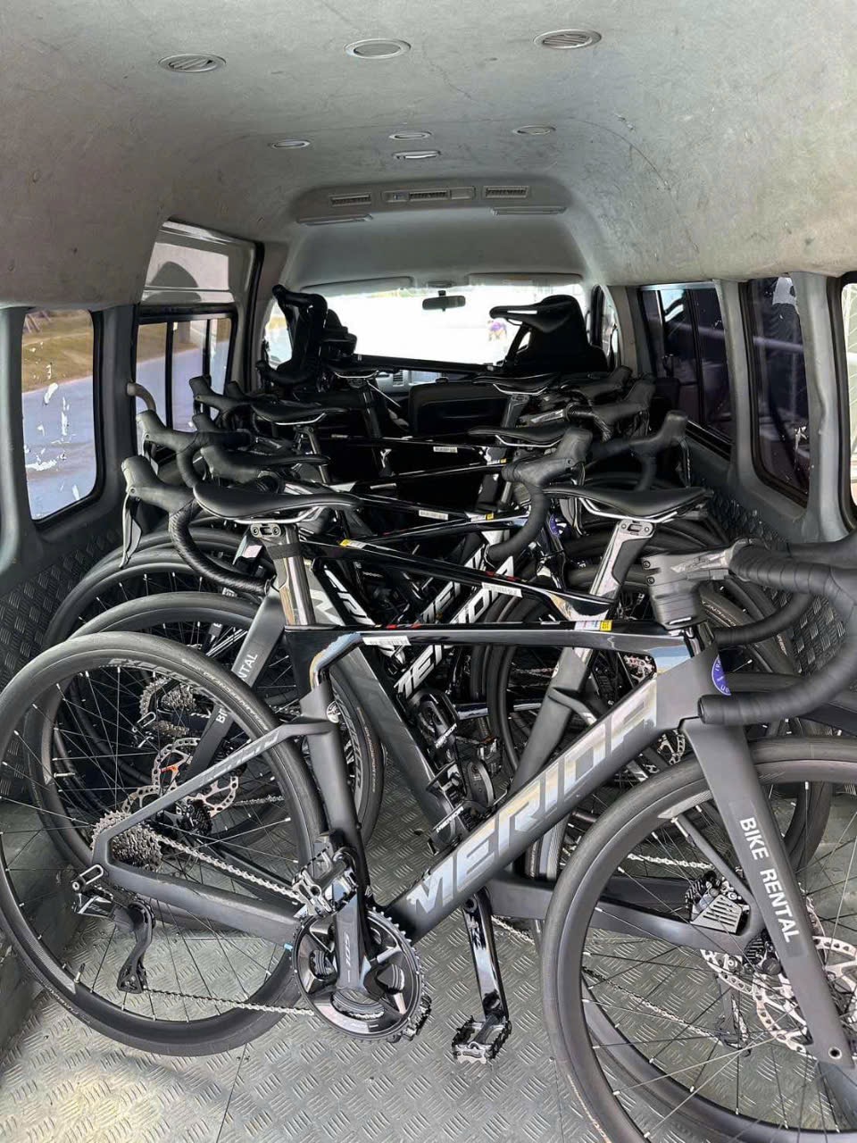Dàn xe đội Việt Nam cháy, mất hàng tỉ đồng: BTC chuyển gấp 27 xe về nơi đấu cách 380 km- Ảnh 2. Dàn xe đội Việt Nam cháy, mất hàng tỉ đồng: BTC chuyển gấp 27 xe về nơi đấu cách 380 km- Ảnh 2.