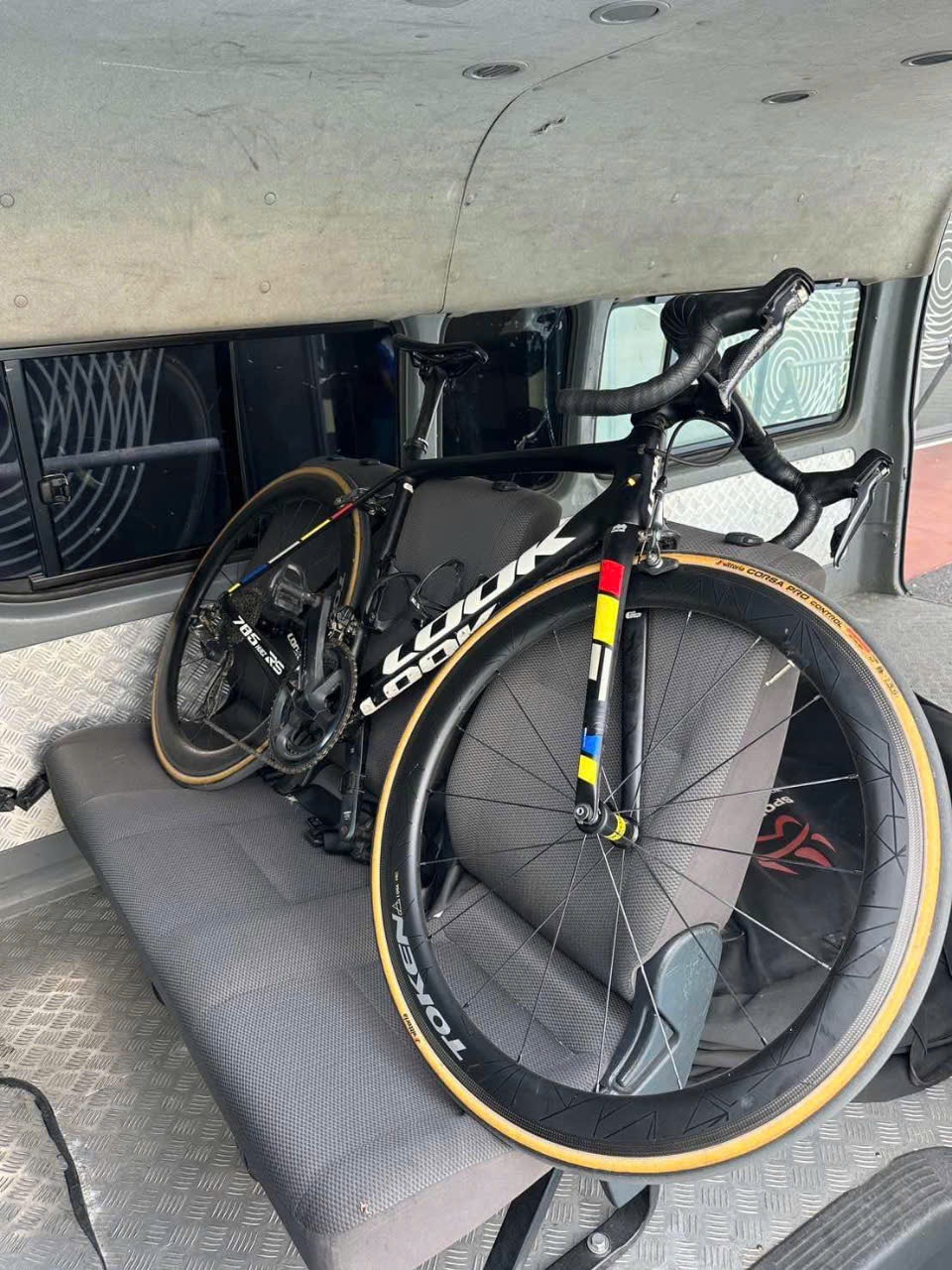 Dàn xe đội Việt Nam cháy, mất hàng tỉ đồng: BTC chuyển gấp 27 xe về nơi đấu cách 380 km- Ảnh 3. Dàn xe đội Việt Nam cháy, mất hàng tỉ đồng: BTC chuyển gấp 27 xe về nơi đấu cách 380 km- Ảnh 3.