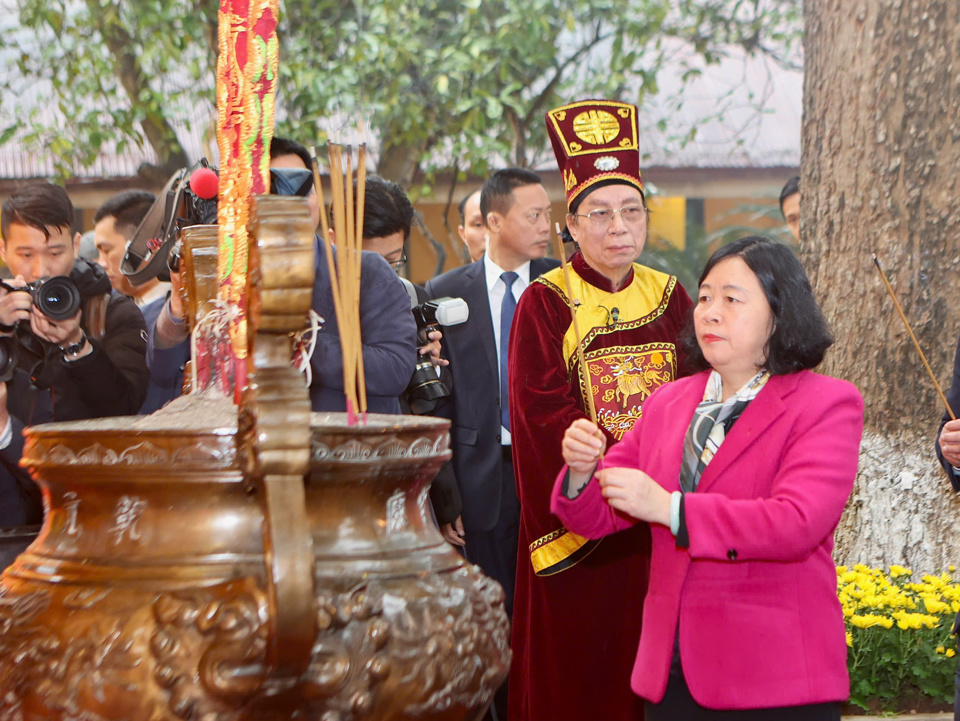 Ủy viên Bộ Chính trị, Bí thư Thành ủy, Trưởng đoàn đại biểu Quốc hội TP Hà Nội Bùi Thị Minh Hoài dâng hương tưởng nhớ các bậc tiền nhân.