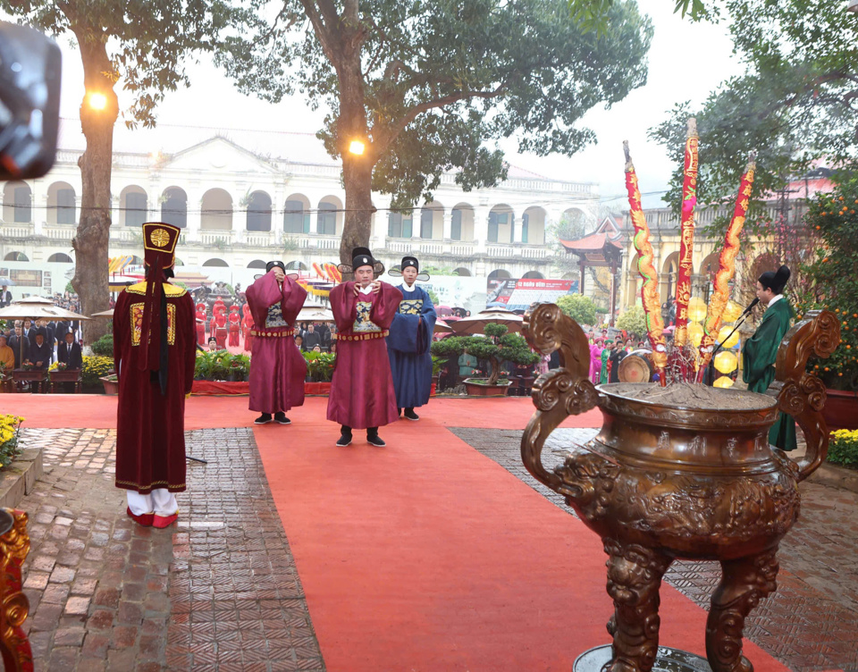 Thực hiện nghi lễ dâng hương.