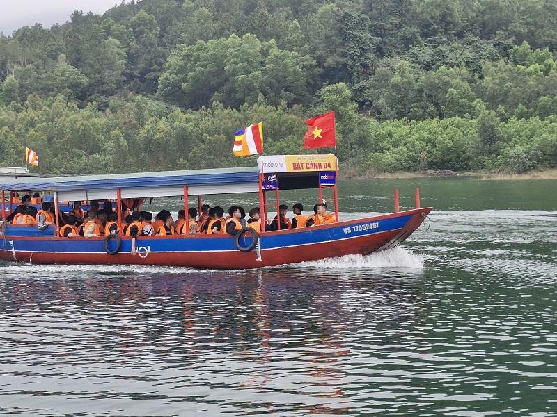 Du thuyền hồ Nhà Đường với chiều dài khoảng 1,7 km. Thuyền đi qua hồ nước trong xanh, núi non hùng vĩ thơ mộng