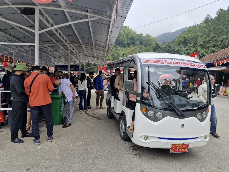 Nhiều du khách lựa chọn lên chùa bằng hệ thống xe điện để rút ngắn thời gian di chuyển