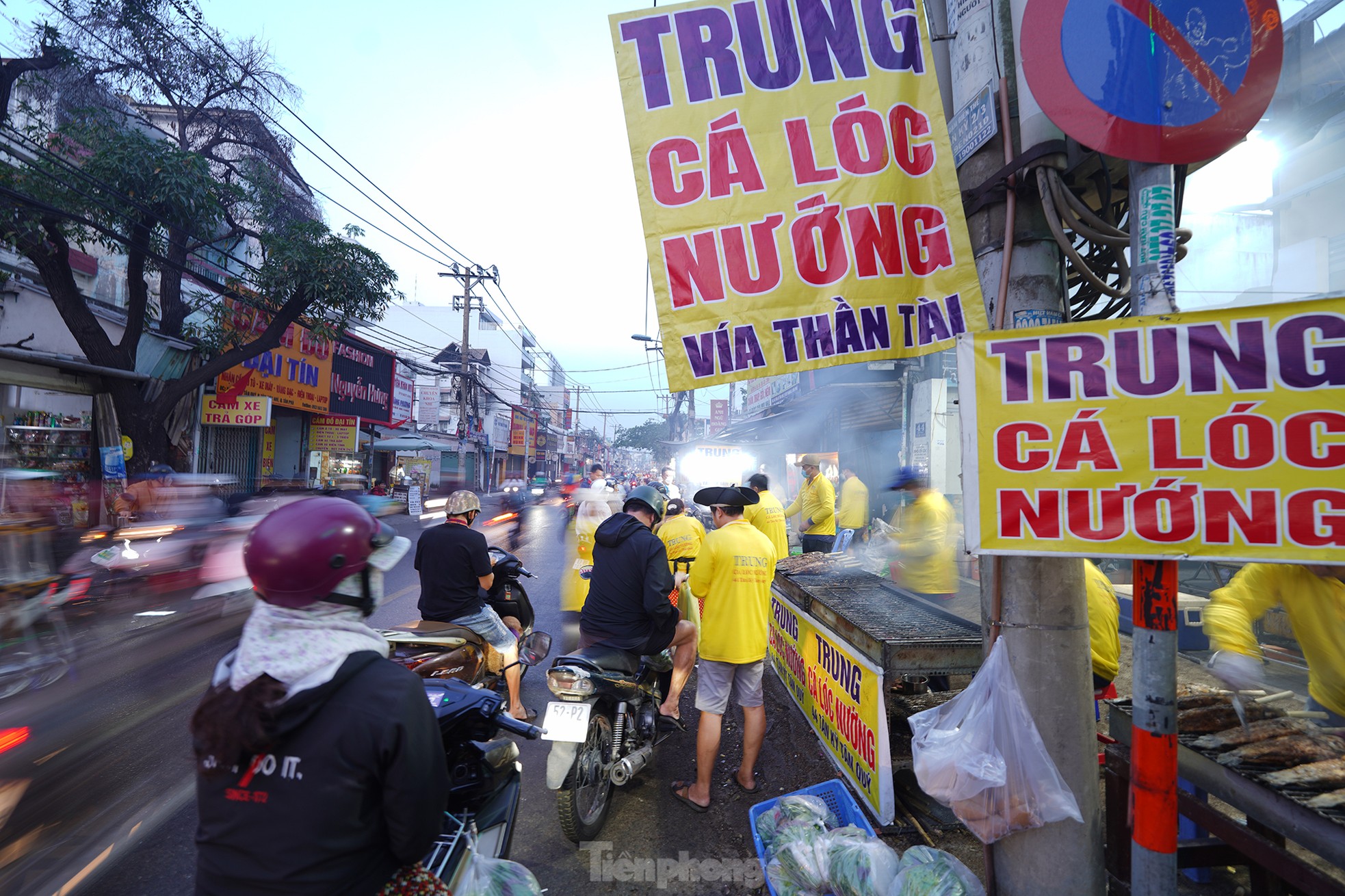 Đông nghịt người chen chúc mua cá lóc nướng cúng Thần tài ảnh 6