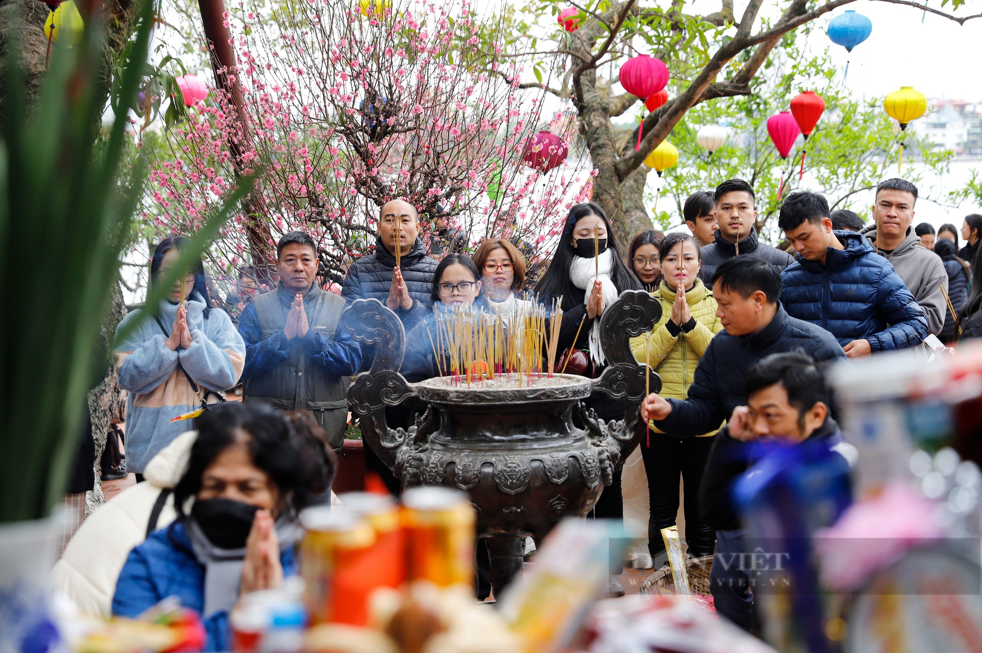 Đội mâm lễ kèm cả nhẫn vàng xin lộc ngày vía thần tài tại phủ Tây Hồ- Ảnh 2.