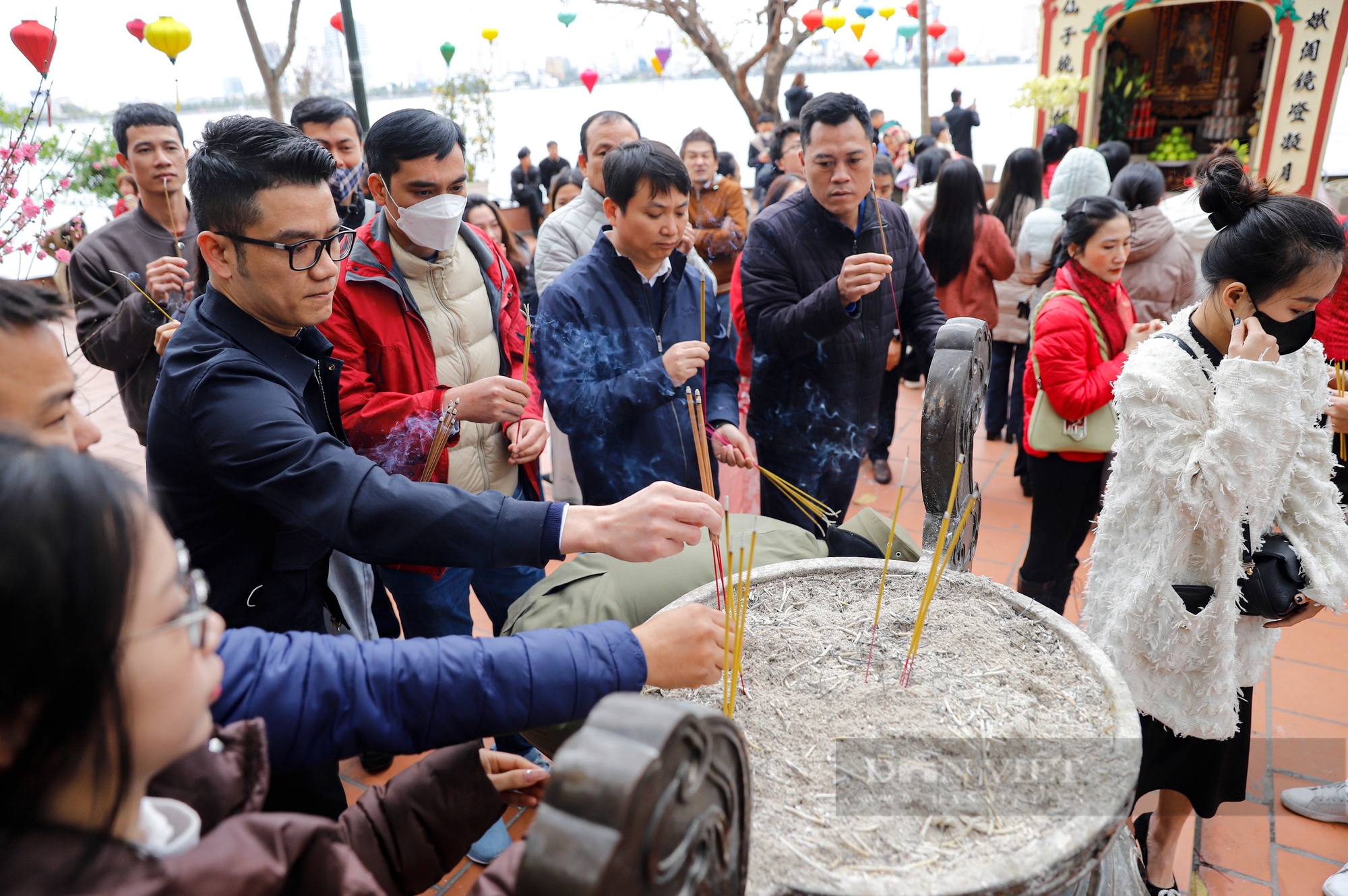 Đội mâm lễ kèm cả nhẫn vàng xin lộc ngày vía thần tài tại phủ Tây Hồ- Ảnh 10.